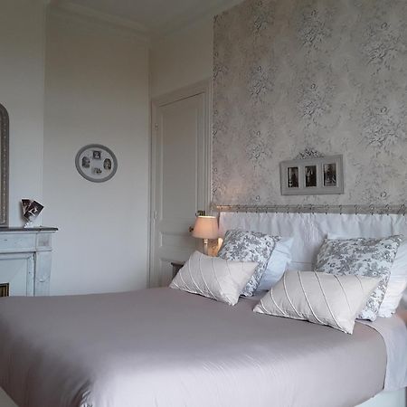 Le Manoir De Crisolles Bed & Breakfast Room photo