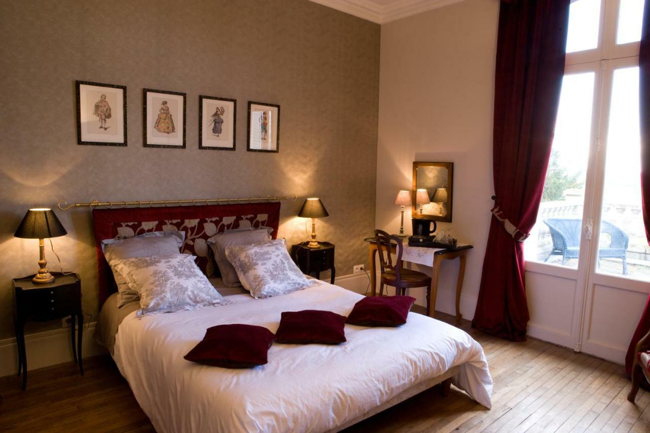 Le Manoir De Crisolles Bed & Breakfast Exterior photo